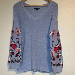 American Eagle Light Blue V-neck Floral Embroidered Sleeve Sweater Small